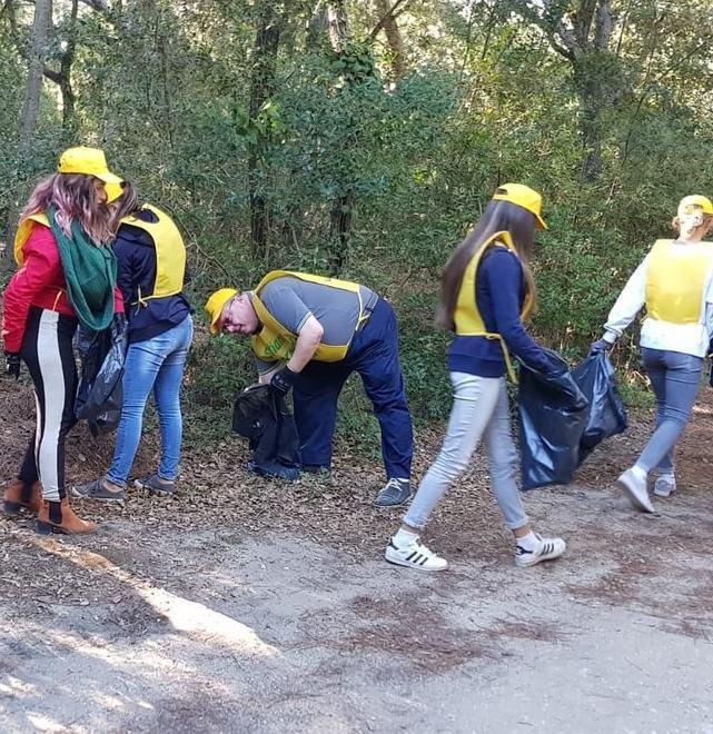 I ragazzi ripuliscono il parco di Rimigliano