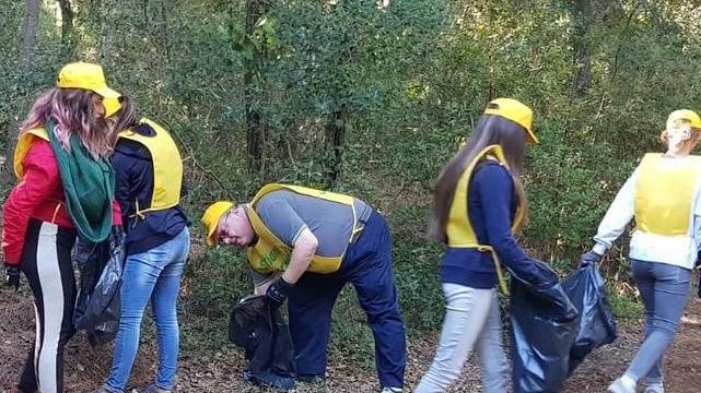 I ragazzi ripuliscono il parco di Rimigliano