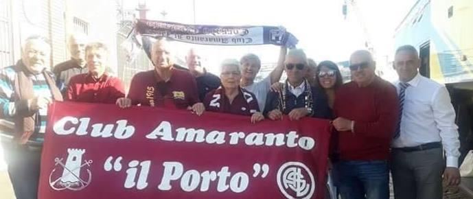 Un gran tifo dalla curva con i 200 amaranto