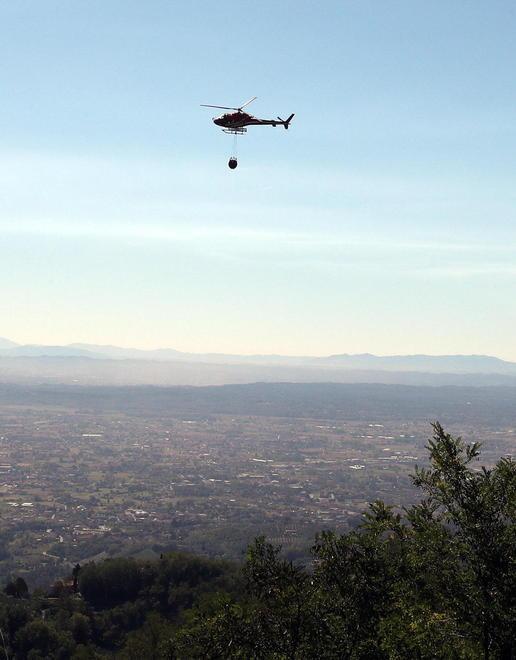 Secondo giorno di incendi sulle colline intorno a Cozzile 