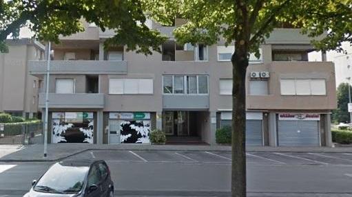 Cocaina nascosta in bagno Il notaio: «Non è mia»