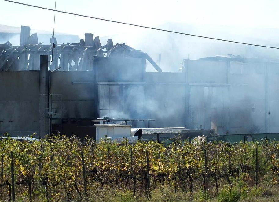 A fuoco un capannone, paura per l’eternit 