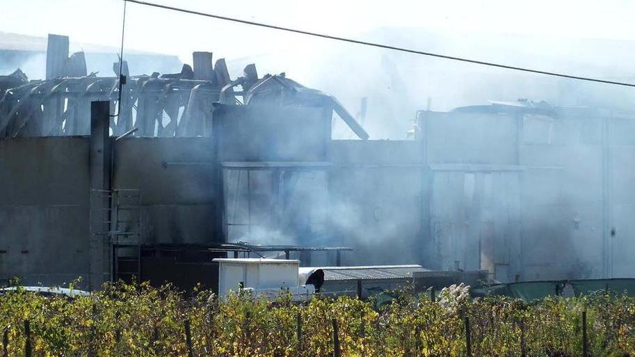 A fuoco un capannone, paura per l’eternit
