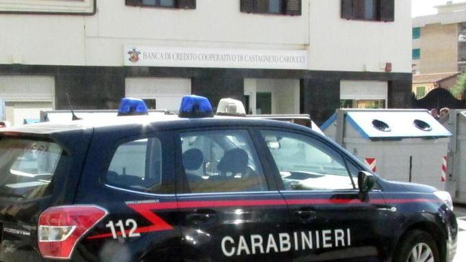 Rapinatore incastrato dalle orecchie a sventola