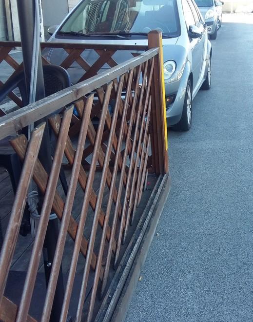 Auto piomba addosso alla pedana del bar Sei clienti salvi per caso