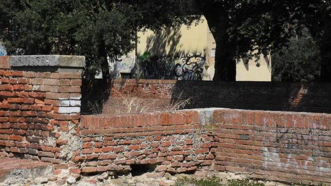 «Mura, usiamo per i parapetti i soldi risparmiati sulla luce»