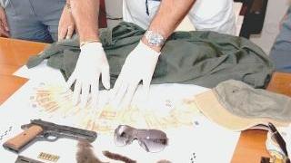 In alto, al centro l’arrestato, Mario Benedetti. A sinistra gli strumenti usati per il travestimento. Nella foto a destra, il carrello dove il rapinatore ha nascosto gli oggetti del travisamento e i soldi