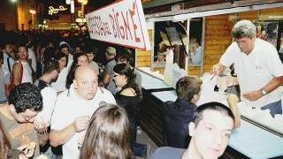 Visitatori all’assalto dei bigné in occasione della festa di Orentano dell’anno scorso