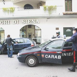 Scardinano la vetrata della banca