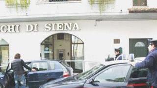 Scardinano la vetrata della banca