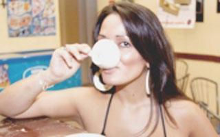 Un caffè tra amici?Berlo seduti al tavolo costa anche 3 euro