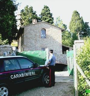 I carabinieri di fronte al cantiere sequestrato