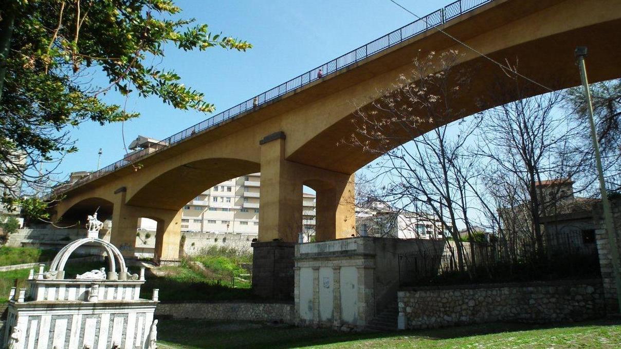 Tenta di buttarsi dal ponte del Rosello: salvata da un sassarino 