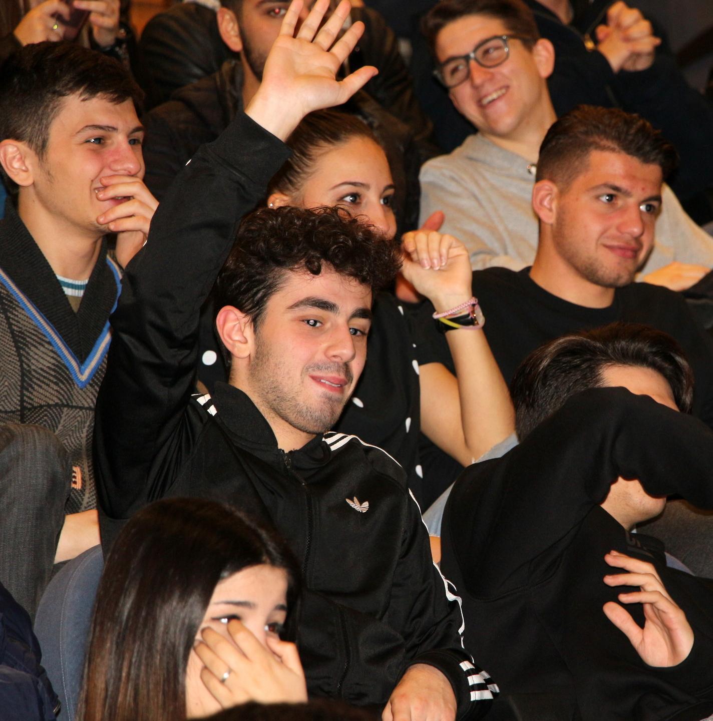 Dirigenti e prof promuovono il giornale in classe 