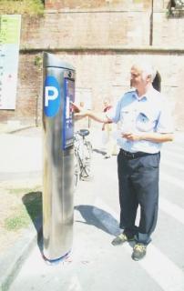 Un parcometro fuori Porta San Pietro (Vip)