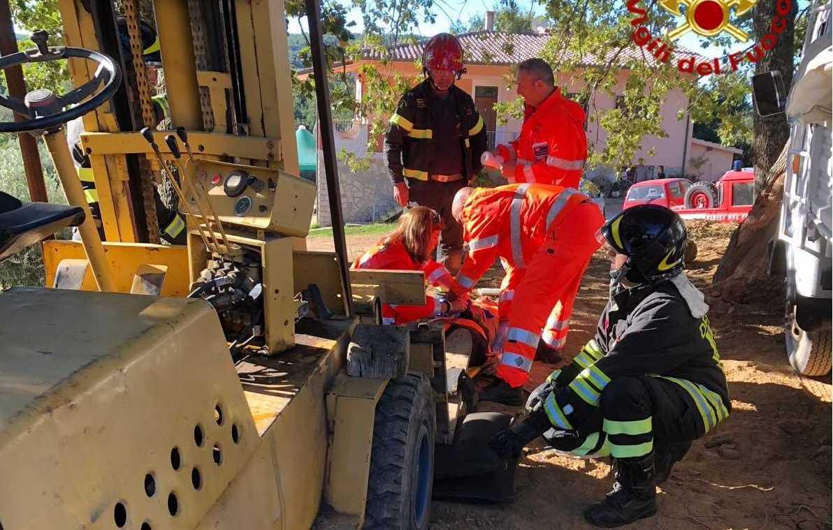 Schiacciato dal muletto idraulico, cinquantenne finisce in ospedale