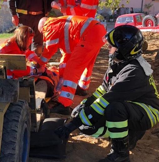 Cinquantenne finisce sotto il muletto: salvato dai pompieri