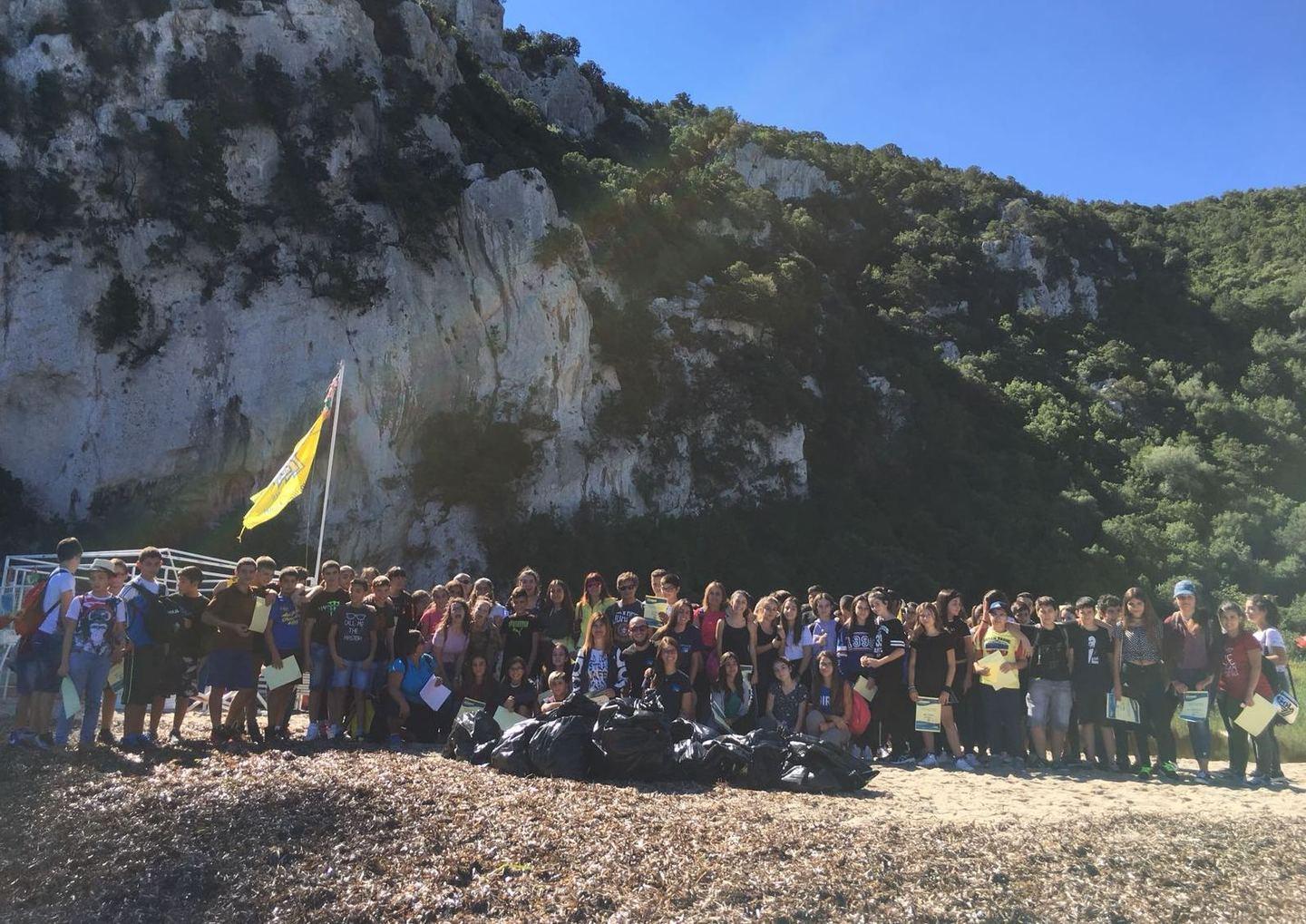 Gli studenti ripuliscono Cala Luna 
