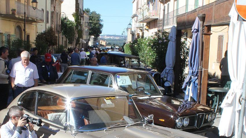 Gallura on the road, le auto d’epoca sfilano tra gli applausi