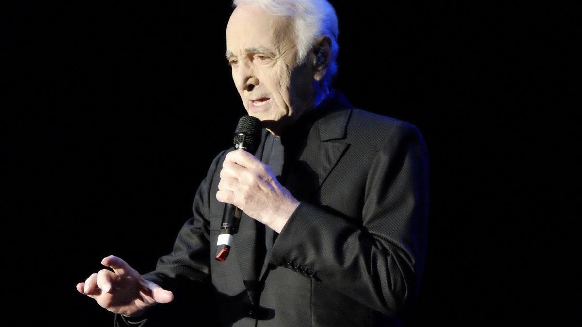 Charles Aznavour 93enne, durante il suo concerto di un anno fa al Forte Village