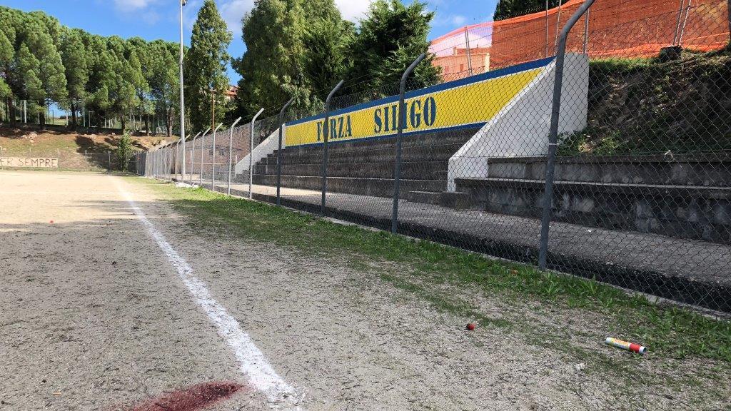 Le tracce dell'esplosione del petardo nello stadio di Siligo