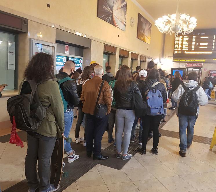 Modena, pendolari in fila per ore: «Una situazione surreale» 