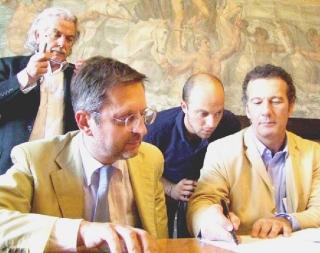 A sinistra il sindaco Filippeschi, da ieri... ex presidente dell’Ac Pisa 1909, e il notaio Mancioppi con Paolo Mancini e Andrea Bottone; sopra, Battini con gli ex presidenti Posarelli e Mian; a destra Piero Camilli martedì scorso al suo arrivo in Comune