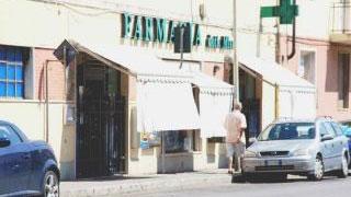 Farmacista mette in fuga i ladri
