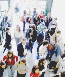 Ragazzi in fila mentre attendono di sostenere i test d’ammissione a corsi di laurea a numero programmato (foto di repertorio)