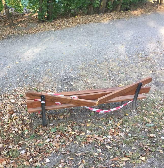Sfasciano la panchine appena riparate 