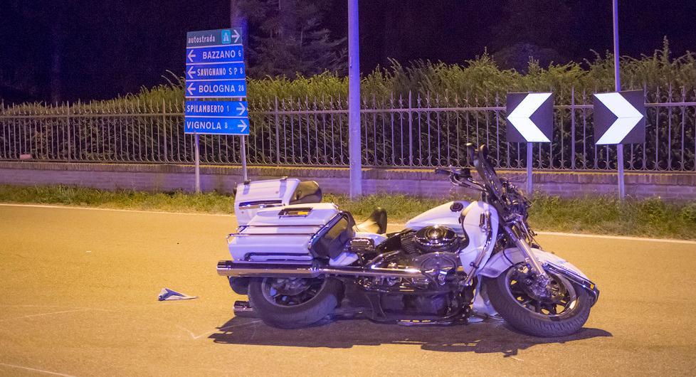 Moto contro auto all’incrocio