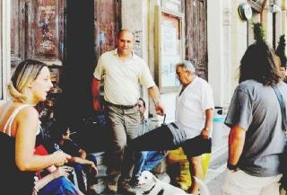 Sergio Bologna che esce dal Politeama dopo l’arrivo dei carabinieri