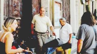 Sergio Bologna che esce dal Politeama dopo l’arrivo dei carabinieri