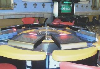 Uno dei tavoli elettronici del Casinò di Bagni di Lucca e, sotto, l’ingresso