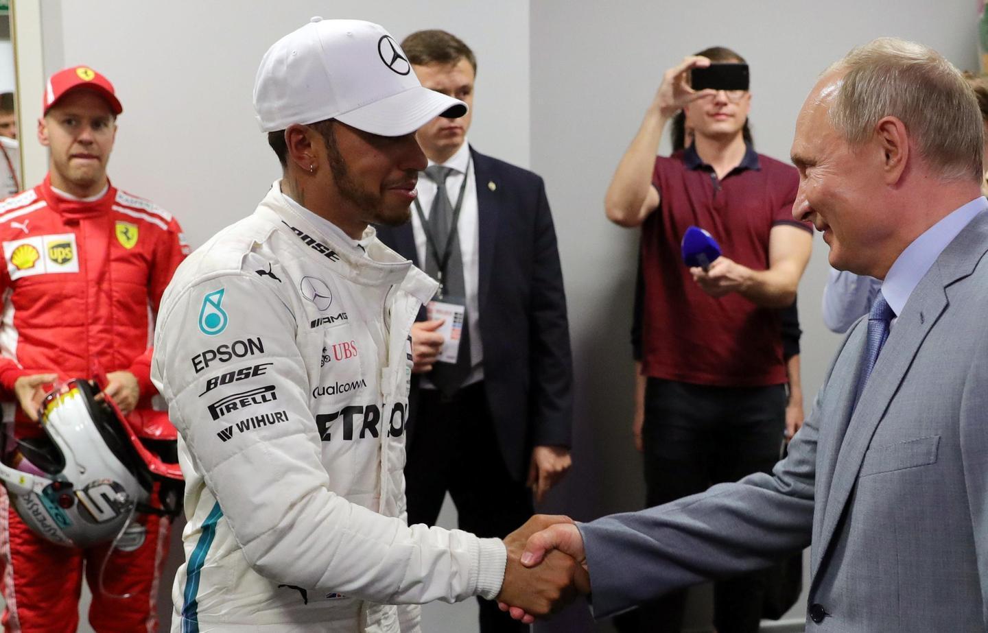 Hamilton vince anche in Russia