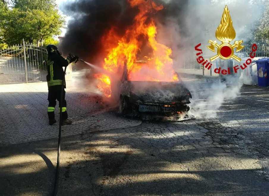 Un’auto va a fuoco per un guasto meccanico