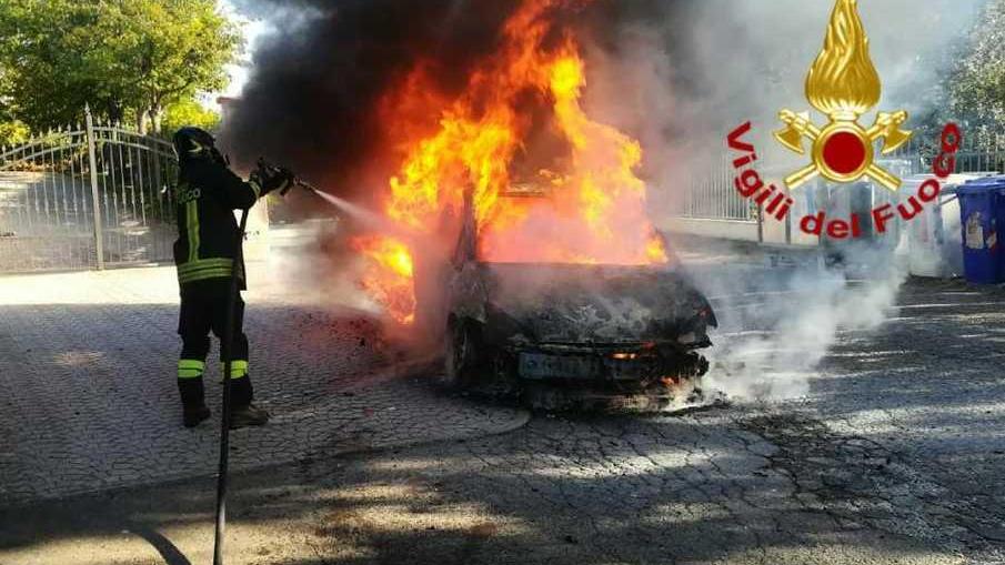 Un’auto va a fuoco per un guasto meccanico