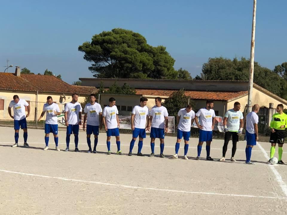 I giocatori di Siligo schierati in campo con la maglietta di saluto a Matteo