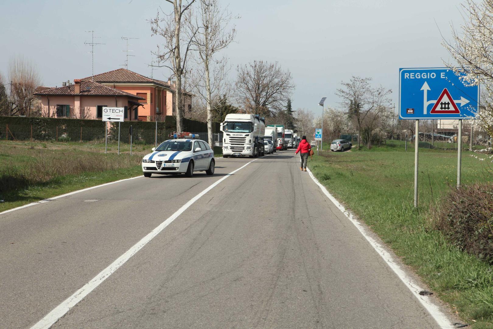 Schianto tra auto e furgone, quattro persone ferite