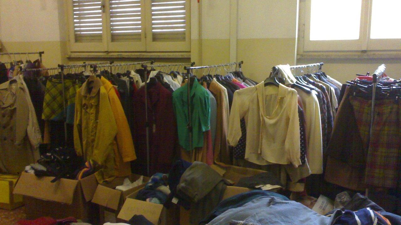 Traffico di vestiti destinati alla Caritas: in sei a giudizio