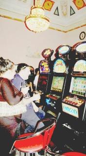 Alcune immagini del grande afflusso di appassionati del gioco d’azzardo ai tavoli del Casinò di Bagni di Lucca inaugurato ieri (fotoservizio Vip)