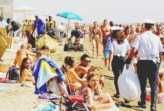 Marina di Massa: vigili controllano i venditori extracomunitari