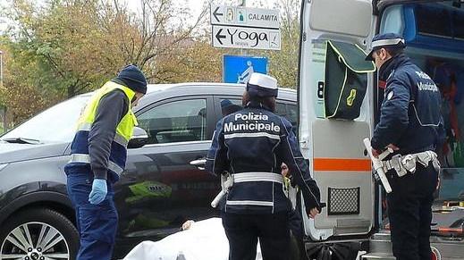 Anziano investe ciclista e poi va via: identificato e denunciato dai vigili