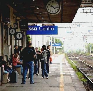 Turisti «abbandonati» alla stazione ferroviaria