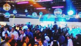 Giovani a ballare in una discoteca