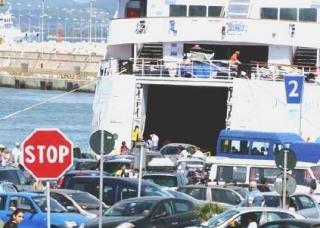 Auto in attesa dell’imbarco sul piazzale del porto