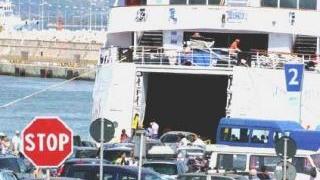 Auto in attesa dell’imbarco sul piazzale del porto
