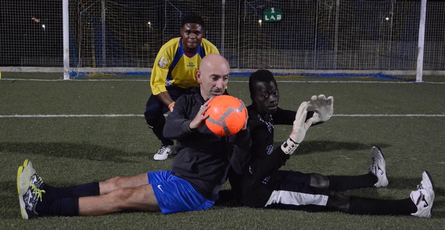 Dal barcone all’erbetta: il calcio per ricominciare 