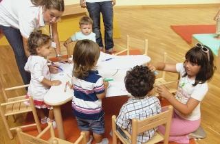 Bambini in un asilo della provincia con le educatrici