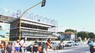 Il semaforo a Calambrone che crea una lunga fila sul viale del Tirreno; scooter parcheggiati sul marciapiede a Marina e la coda del rientro verso Livorno dopo l’incidente